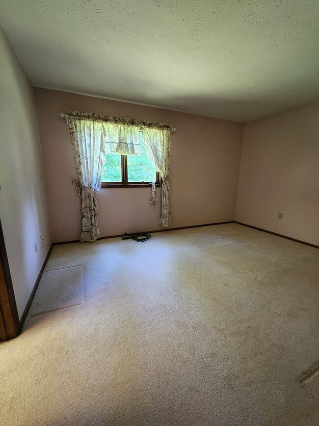 Building Photo - Spacious 3 Bedroom 3 Bathroom Home For Ren...