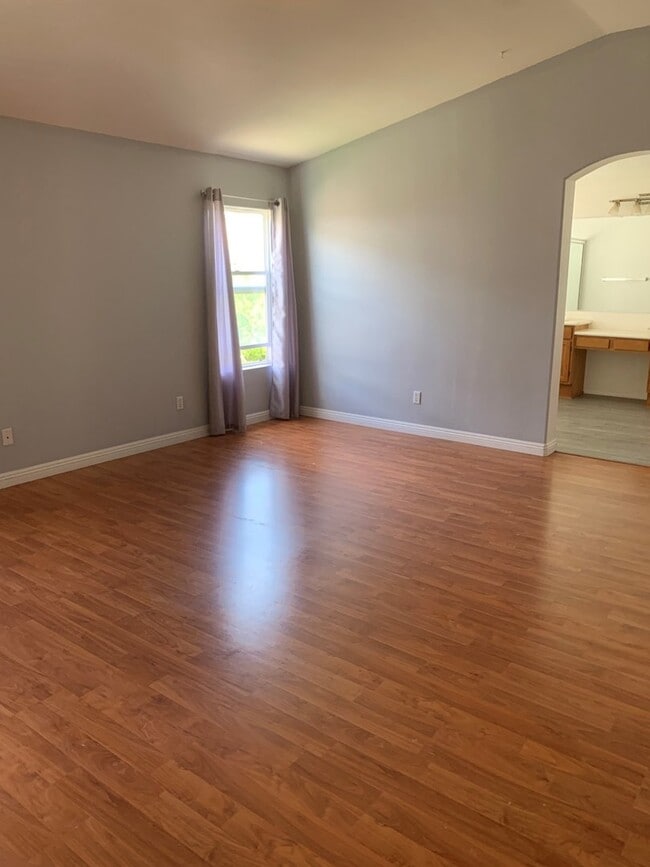 Building Photo - Spacious 5-Bedroom Home in Sought-After Vi...