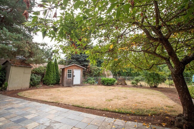 Building Photo - 956 NW Donelson St