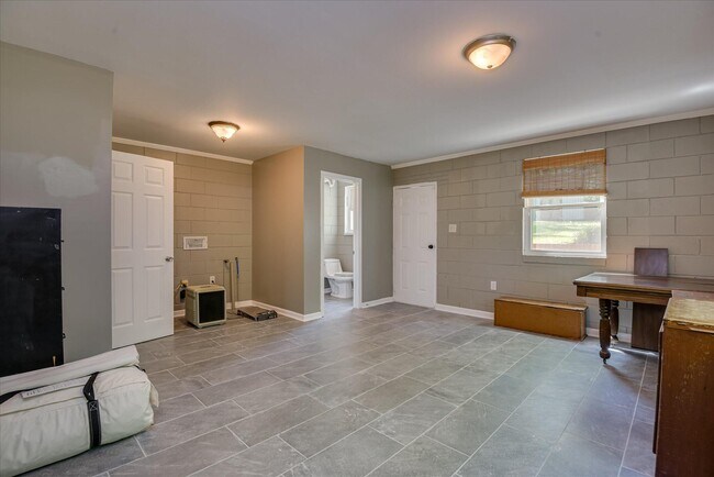 Building Photo - 813 Hammond Dr