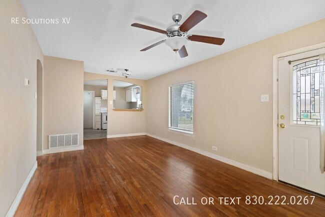 Building Photo - "Charming 2-Bed Oasis in San Antonio: Cozy...