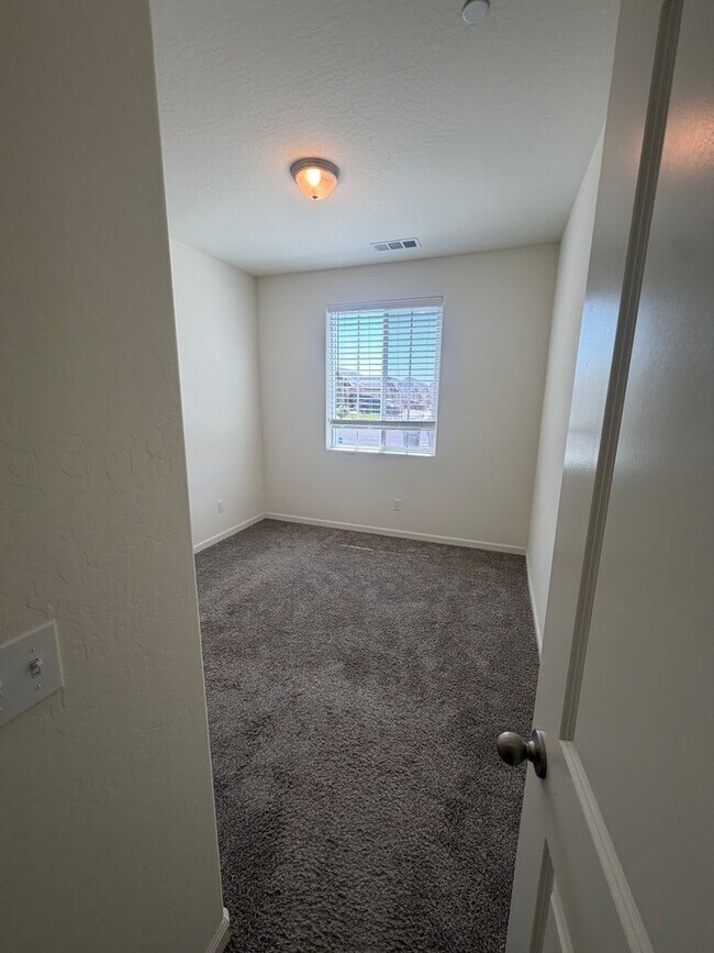 Building Photo - 2042 Sherbrook Ave