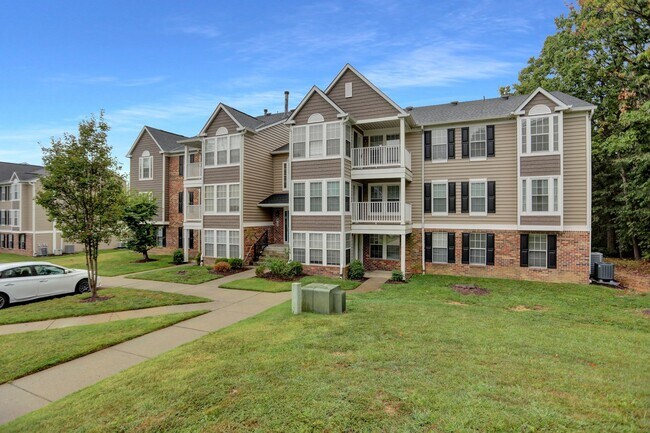 Building Photo - Large 2 Bedroom 2 Bath Ground Floor Condo ...