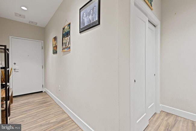 Building Photo - 1111 Orren St NE