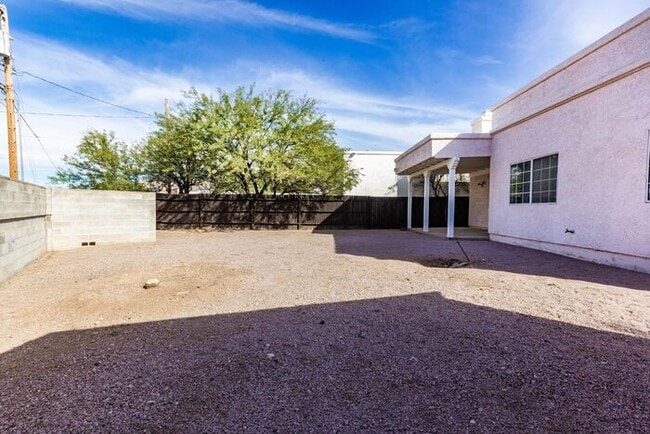 Building Photo - Beautiful and Spacious 3BR 2BA Home w/ Courtyard • Fenced Yard • Cul-de-sac in Tucson