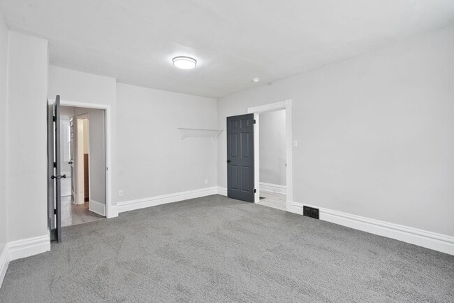 Building Photo - 3 bedroom 2 bath - newly updated, central air, GREAT LOCATION