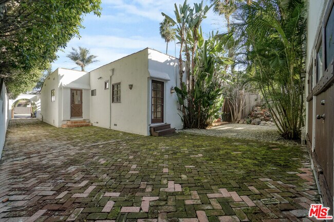 Building Photo - 449 N Sweetzer Ave