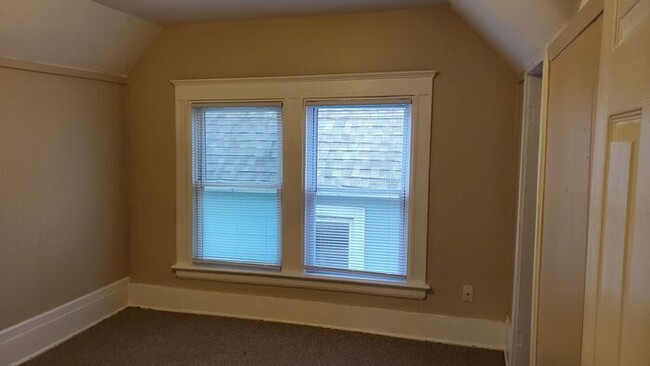 Building Photo - Newly Remodeled Huge 4 Bedroom + Office 3 ...