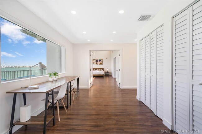 Building Photo - 1413 N Venetian Way