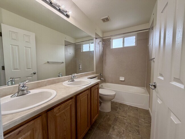 Building Photo - 653 Millet Cir