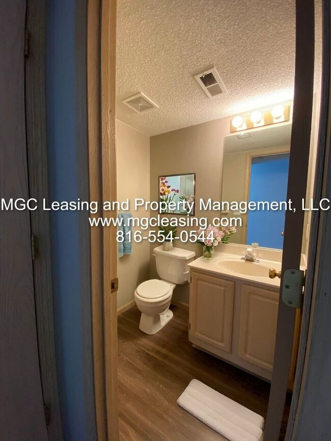 Building Photo - Harrisonville 2 Bedroom 2.5 Bath Townhome!