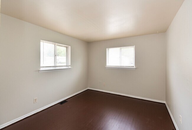 Building Photo - Lovely 3 Bedroom, 1 Bathroom Home