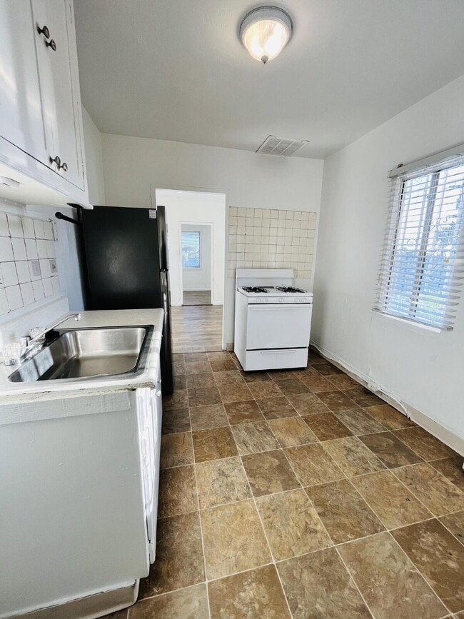 Building Photo - $1,500 - 1 Bed / 1 Bath Apartment in San Diego