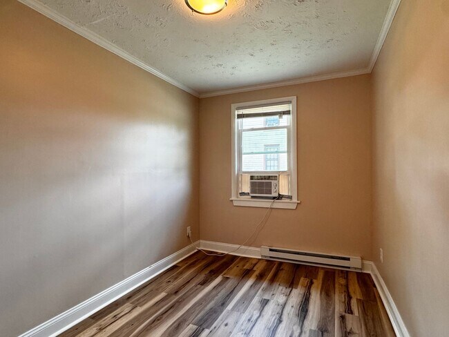 Building Photo - 912 Forest St