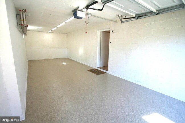 Building Photo - 10104 Towhee Ave