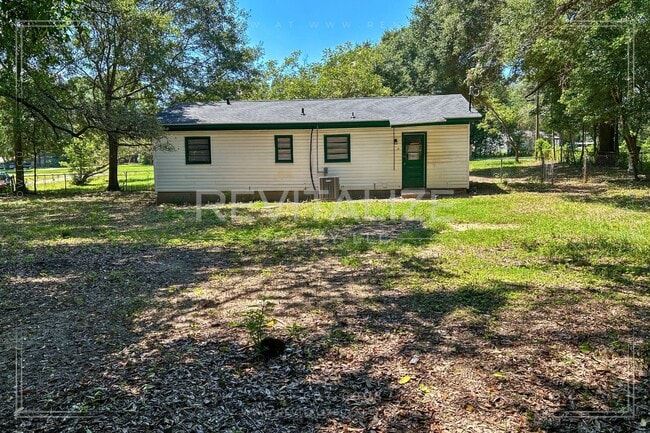 Building Photo - Fully Remodeled 3-Bed Home with Spacious Y...