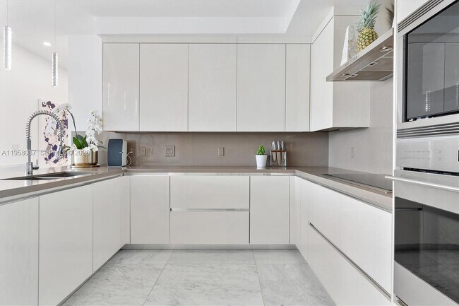 Building Photo - 17475 Collins Ave