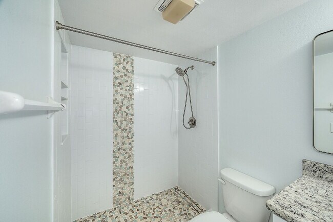 Building Photo - 1/1 Oceanfront condo with resort-like amenities!