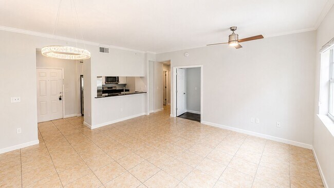 Building Photo - Annual 2/2 condo in luxury building downtown Sarasota!