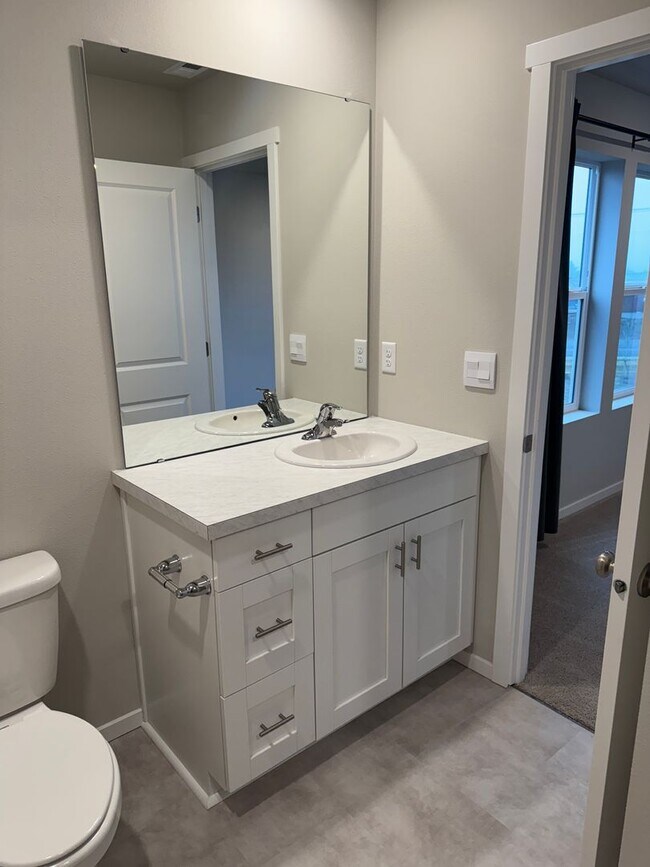 Building Photo - 4 Bed 2.5 Bath Home with Community Amenities