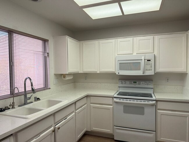 Building Photo - 9528 Yucca Blossom Dr