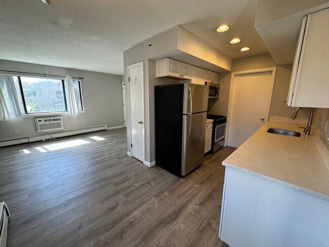 Building Photo - 60 Plainfield Ave