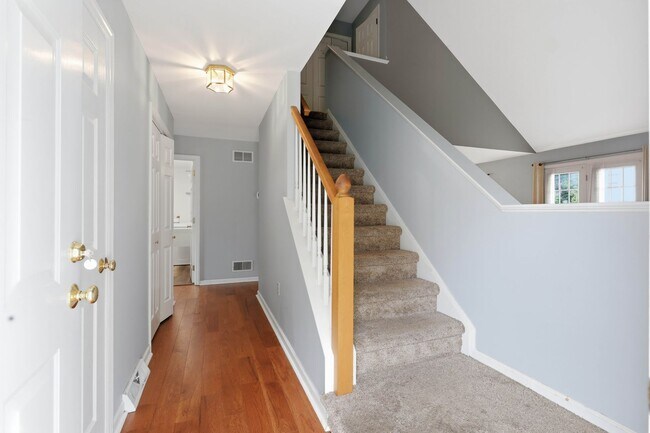 Building Photo - 472 Hillside Dr
