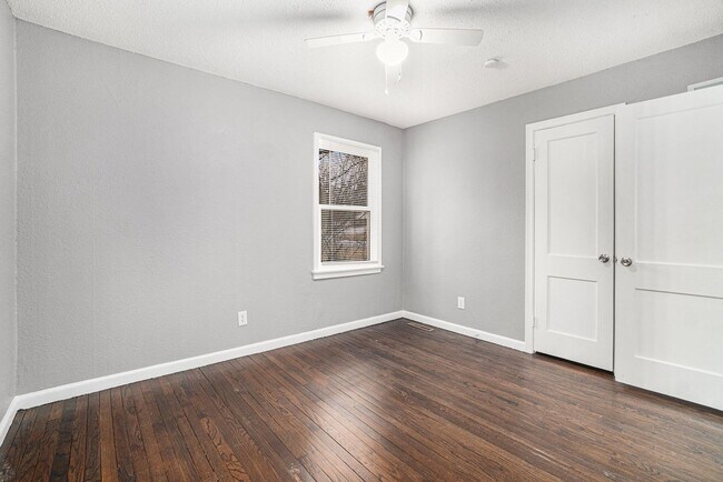 Building Photo - WOW! 4 BR, 1 BA: Move-In Ready!