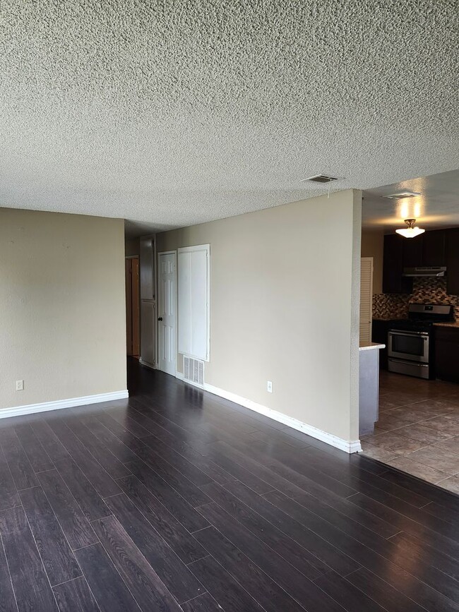 Building Photo - Inviting 3-Bedroom Home