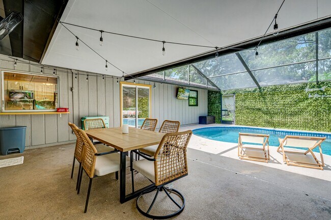 Building Photo - 2239 Wells Ave