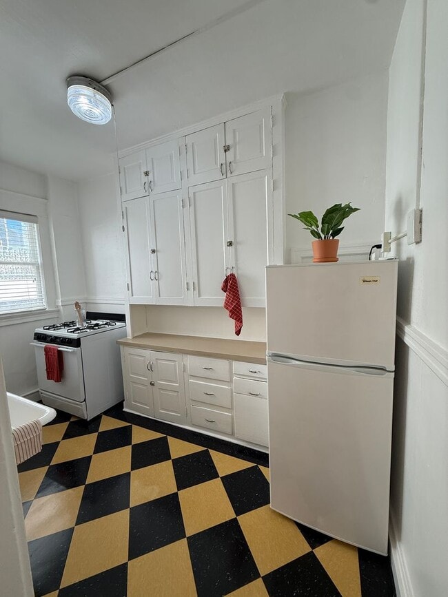 Building Photo - Tons of natural light with a touch of vintage charm in this TOP FLOOR Studio!