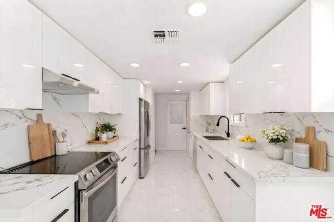 Building Photo - 2522 Armacost Ave