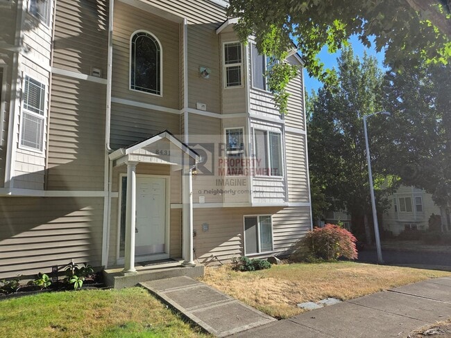 Building Photo - Check out this modern 3 bedroom, 3.5 bath Townhome!