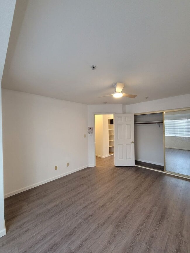 Building Photo - 3-bed 2-bath townhouse with a breathtaking Delta view!