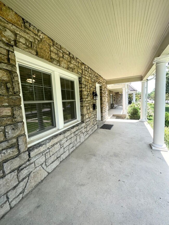 Building Photo - 2174 Arlington Ave