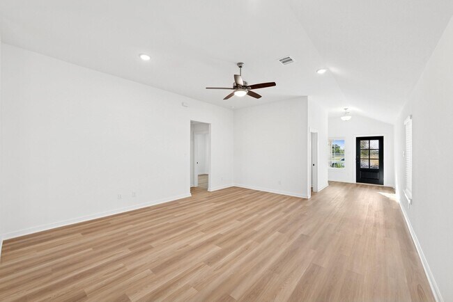 Building Photo - 32419 Sunbeam Dr