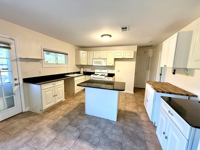 Building Photo - 1700 Lucina Cove