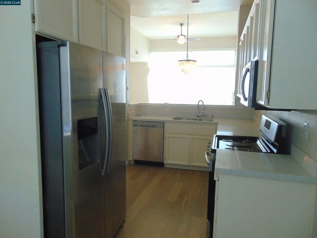 Building Photo - 34 Shorewood Ct