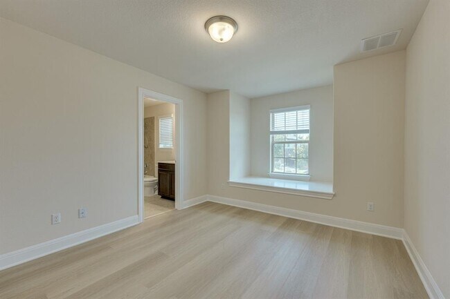 Building Photo - 4233 Privacy Hedge St