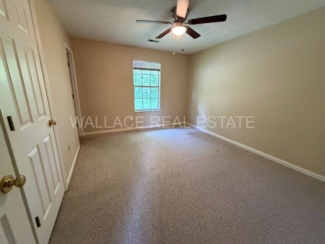 Building Photo - HALLS HAS IT -- ALL ONE LEVEL 3 BEDROOM HOME!!