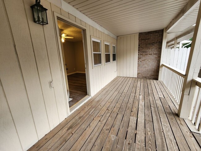 Building Photo - Maryville 37804 - 2 bedroom, 1.5 bath town...