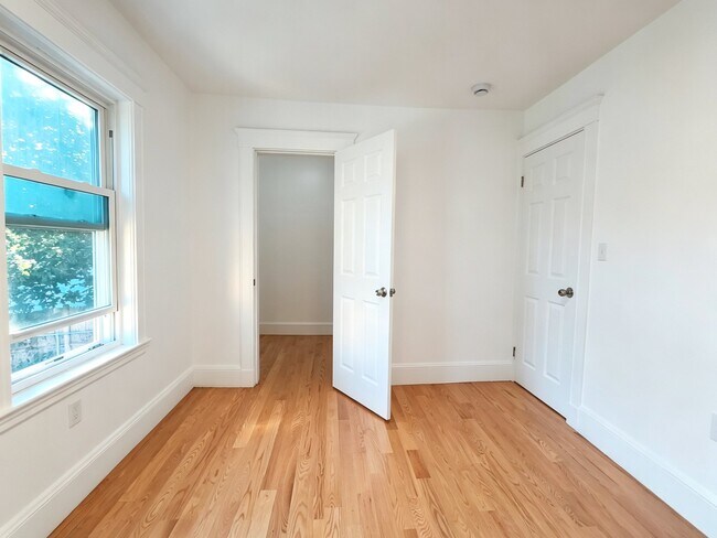 Building Photo - 135 Safford St