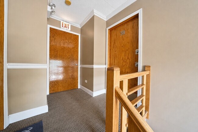 Building Photo - 4940 N Leonard Dr