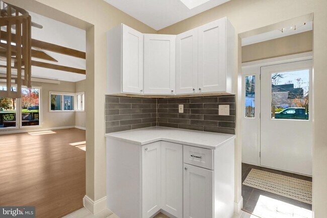 Building Photo - 2031 Hillside Dr