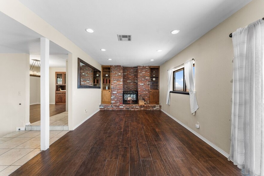 Building Photo - 1055 Lakeview Dr