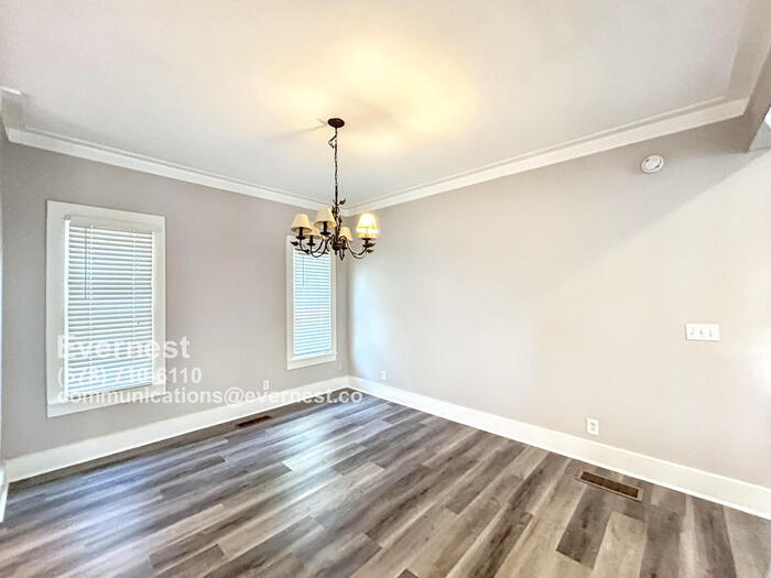 Building Photo - 3559 Victoria St