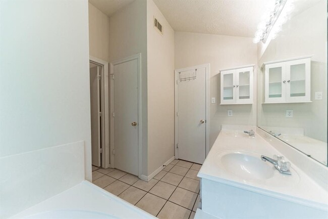 Building Photo - 519 Mesquite Dr