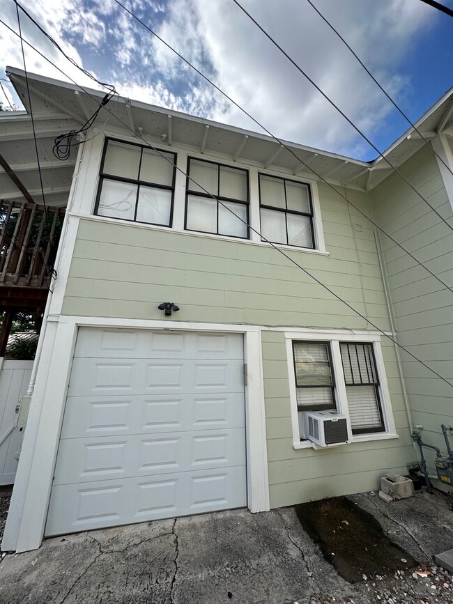 Building Photo - 532 11th Ave N