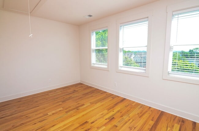 Building Photo - 411 Mcadoo Ave