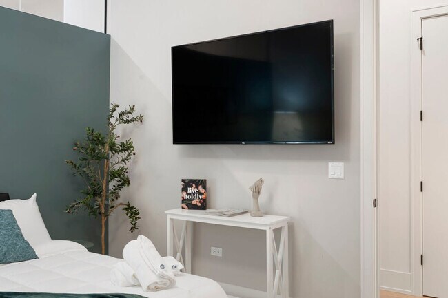 Building Photo - 318 W Grand Ave